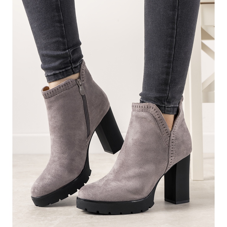 Bottes grises sur le poteau Bushido 1