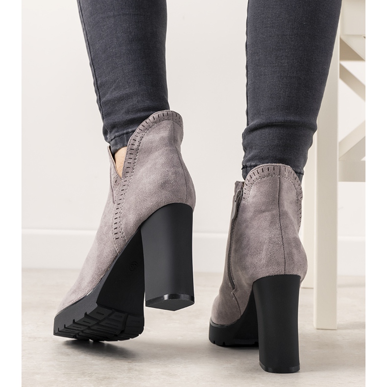 Bottes grises sur le poteau Bushido 2