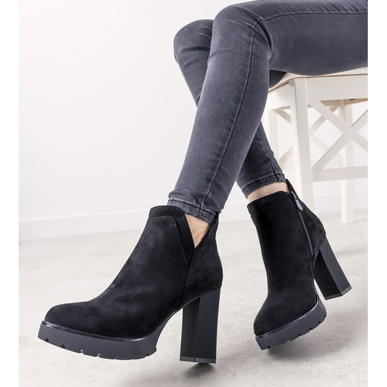 Bottes noires sur le poteau Bushido le noir 1 Bottes noires sur le poteau Bushido le noir 1