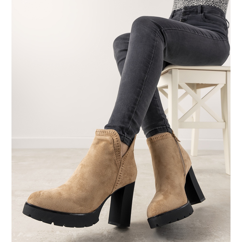 Bottes beiges sur le poteau Bushido 1 Bottes beiges sur le poteau Bushido 1