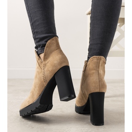 Bottes beiges sur le poteau Bushido 2 Bottes beiges sur le poteau Bushido 2