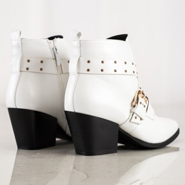 Lucky Shoes Des bottes de rock sur le poteau blanc 1