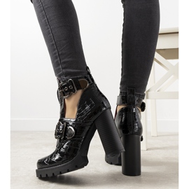 Bottines laquées noires sur le Step post le noir 1