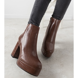 Bottes marron sur le poste d'Usinaya brun 1