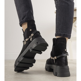Bottes noires avec un bracelet Fearless 1