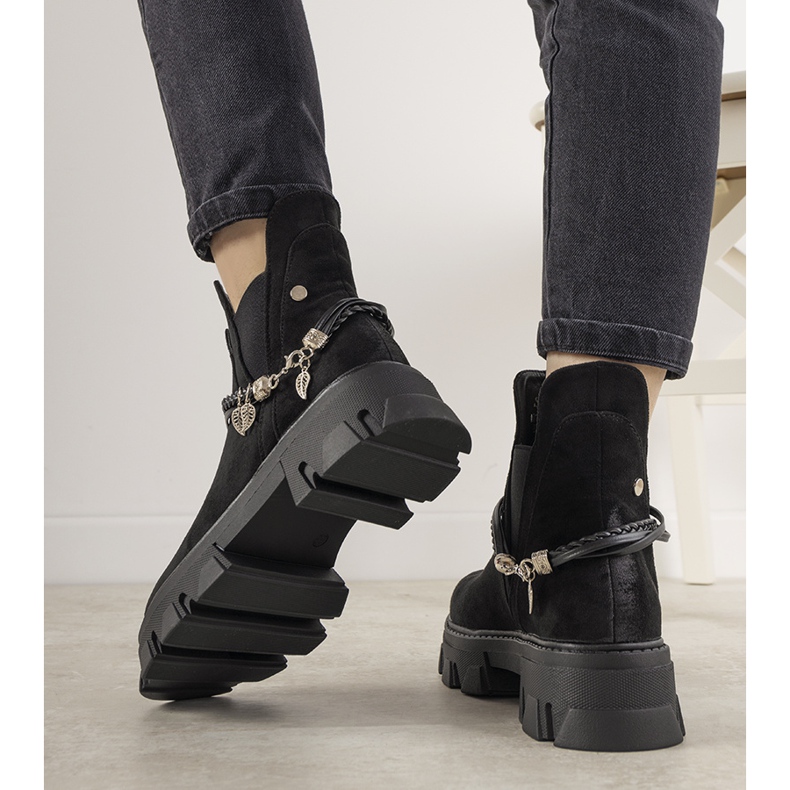 Bottes noires avec un bracelet Fearless le noir 1