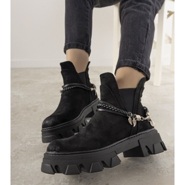 Bottes noires avec un bracelet Fearless le noir 2