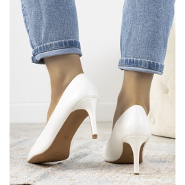 Escarpins blancs classiques sur un talon Isla blanche 1