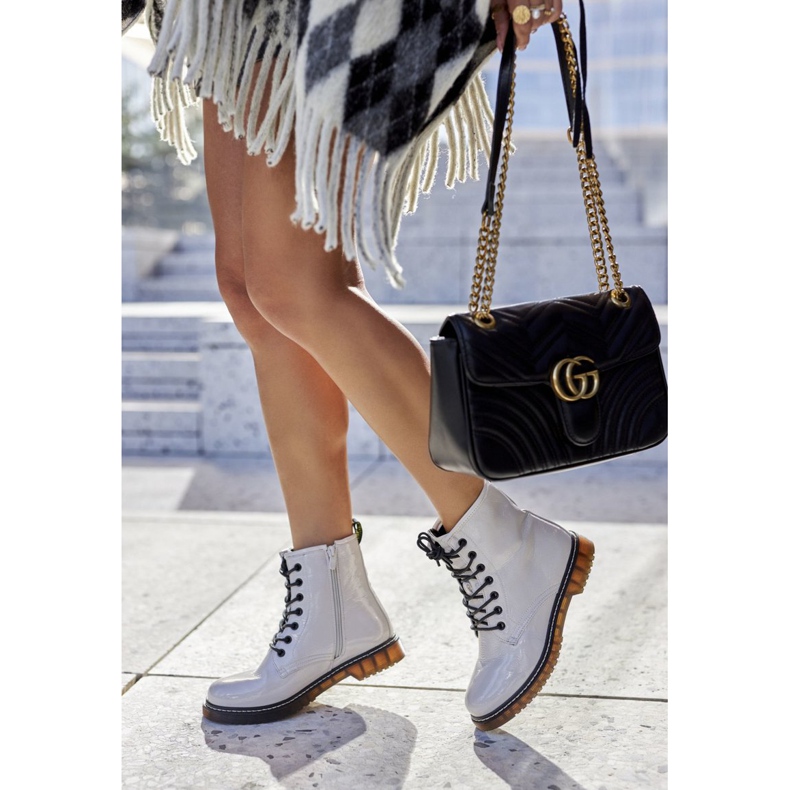 PE1 Bottines Ouvrières Laquées Sur Une Crosse Slider Blanche 2