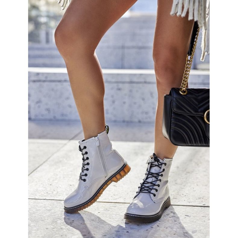 PE1 Bottines Ouvrières Laquées Sur Une Crosse Slider Blanche 1