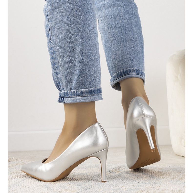 Escarpins argentés classiques sur un talon aiguille Isla 1