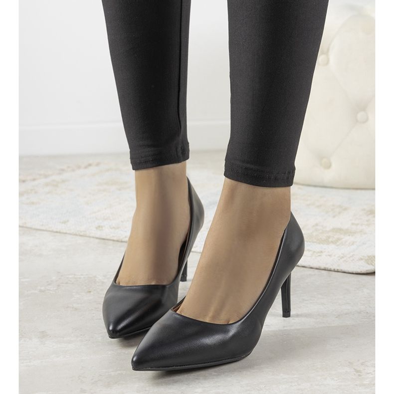 Escarpins classiques noirs sur un talon aiguille Isla 1