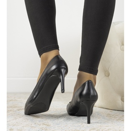 Escarpins classiques noirs sur un talon aiguille Isla 2