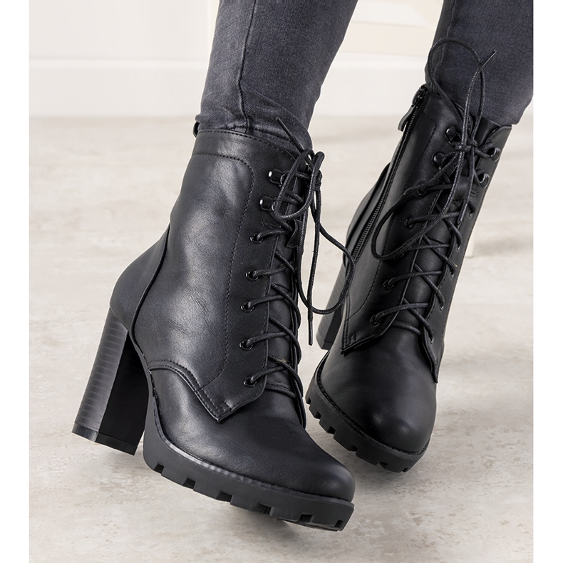 Bottines noires pour femmes avec une reliure sur le montant Najera le noir 1