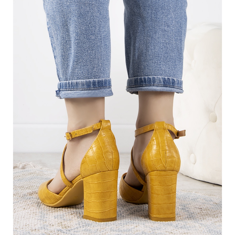 Pompes jaunes sur le poteau Strutt 1