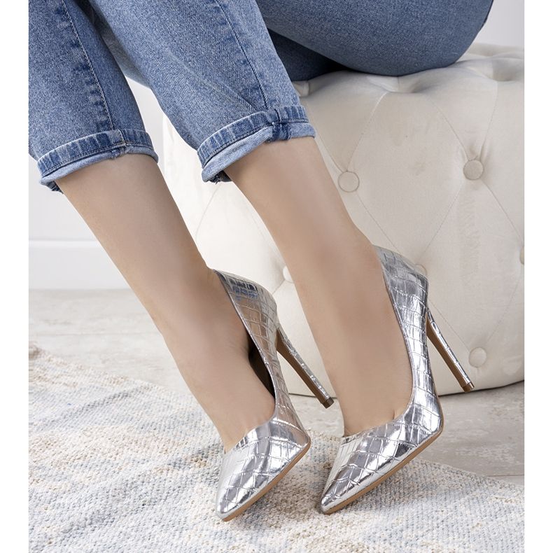Escarpins argentés sur un talon Thrower 1