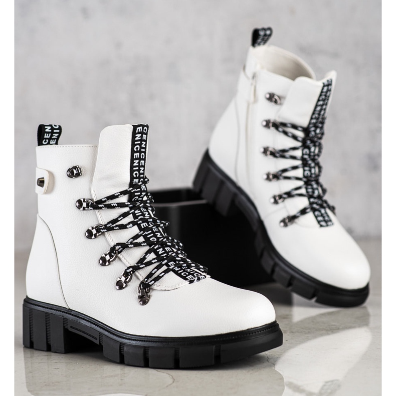 Travailleurs blancs sur la plateforme VINCEZA blanche 1 Travailleurs blancs sur la plateforme VINCEZA blanche 1