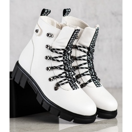 Travailleurs blancs sur la plateforme VINCEZA blanche 2