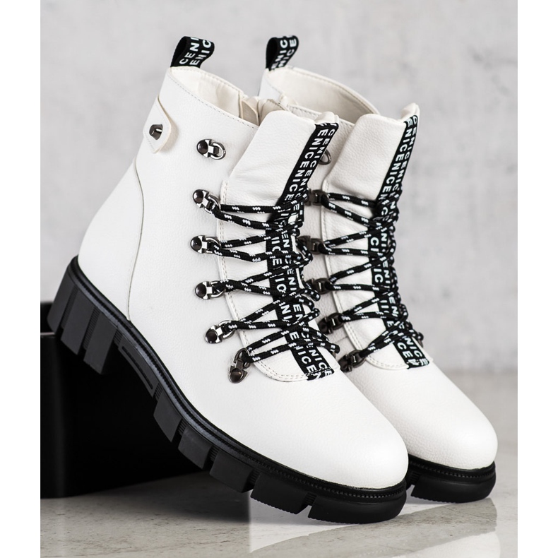 Travailleurs blancs sur la plateforme VINCEZA blanche 2 Travailleurs blancs sur la plateforme VINCEZA blanche 2