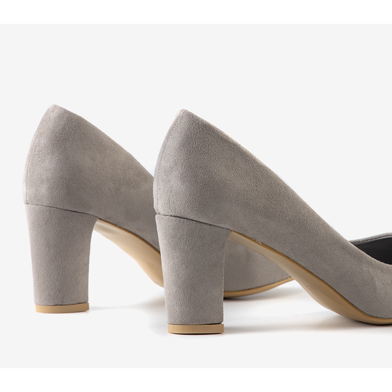 Escarpins classiques gris sur le poste de Barrington 1