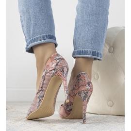 Escarpins rouges à motif peau de serpent de Grace 1 Escarpins rouges à motif peau de serpent de Grace 1