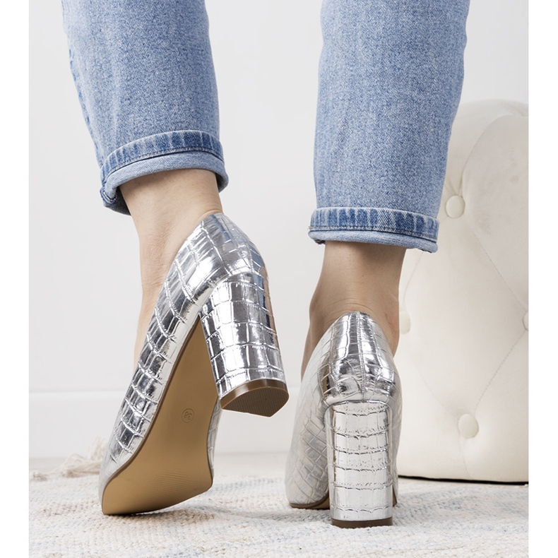 Escarpins argentés sur le poste de Cowen 1