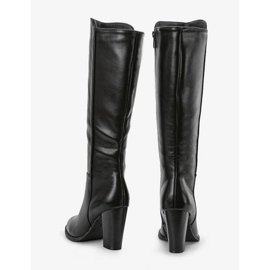 Bottes noires sur le poste Monic le noir 1 Bottes noires sur le poste Monic le noir 1