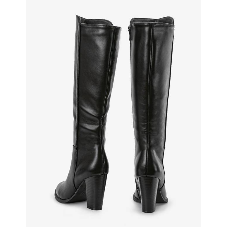Bottes noires sur le poste Monic 1