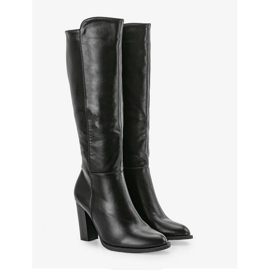 Bottes noires sur le poste Monic le noir 2 Bottes noires sur le poste Monic le noir 2