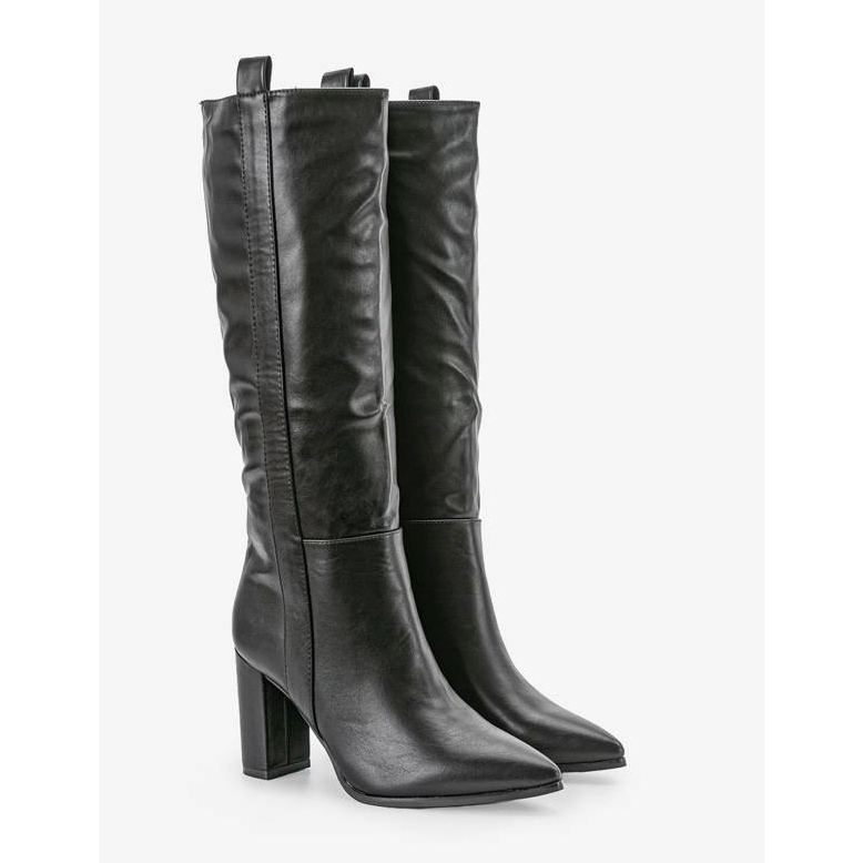 Bottes noires sur le poste de Fily le noir 1