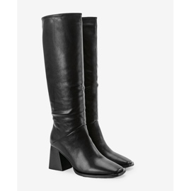 Bottes noires sur le poteau de Rosina le noir 1