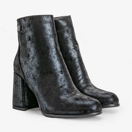 Bottines noires sur le poteau Zodiac 1