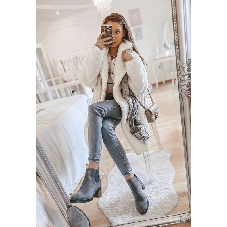 Bottes grises sur le poste Hanah 1 Bottes grises sur le poste Hanah 1