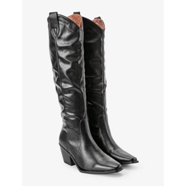 Bottes de cowboy noires sur le post Norris 1