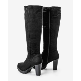 Bottes noires sur le poste Phoenix le noir 1