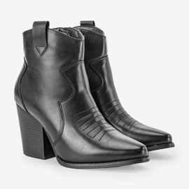 Bottes noires sur le poste Forte le noir 1 Bottes noires sur le poste Forte le noir 1