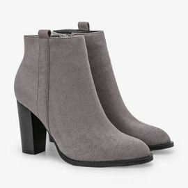 Bottines grises sur le poteau Pinata 1