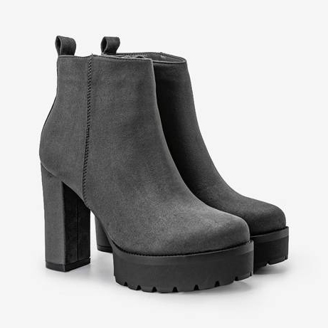 Bottes grises sur le poteau Lulis 1