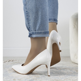 Escarpins blancs sur un talon aiguille Byatt blanche 1