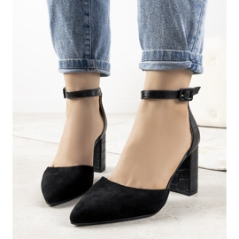 Escarpins noirs sur le poste de Natalie 1