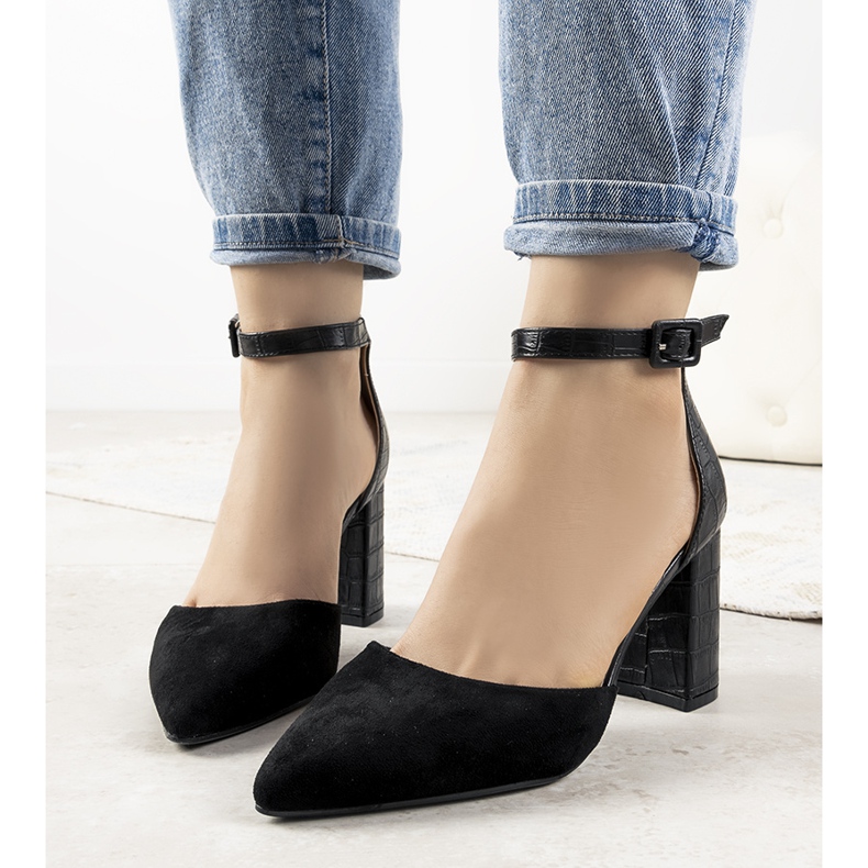 Escarpins noirs sur le poste de Natalie 1