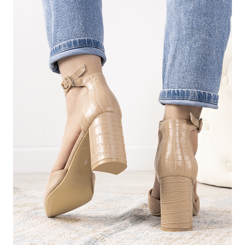 Escarpins beiges sur le poste de Natalie 1