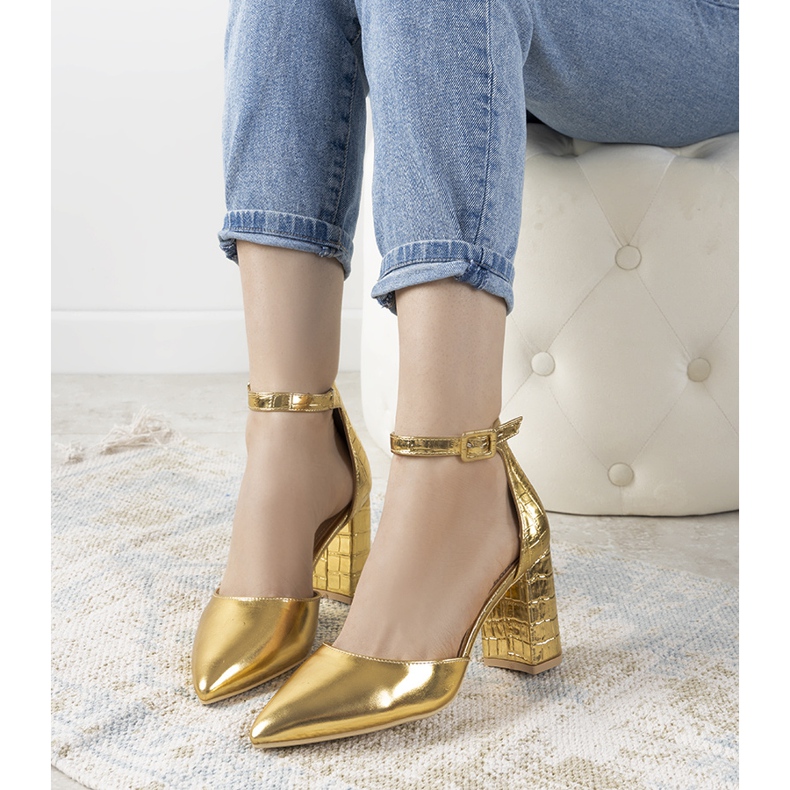 Escarpins en or sur le pilier Ayers d'or 1