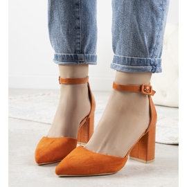 Escarpins oranges sur le poste de Natalie 1 Escarpins oranges sur le poste de Natalie 1