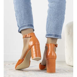 Escarpins oranges sur le poste de Natalie 2 Escarpins oranges sur le poste de Natalie 2