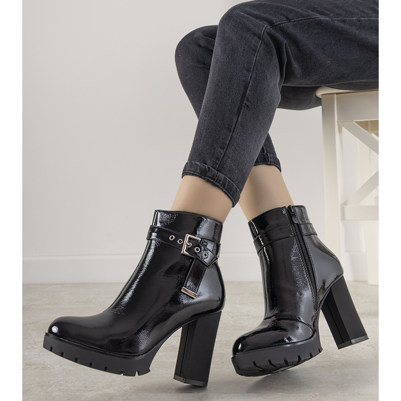Bottines noires laquées sur le poteau Blanc 1