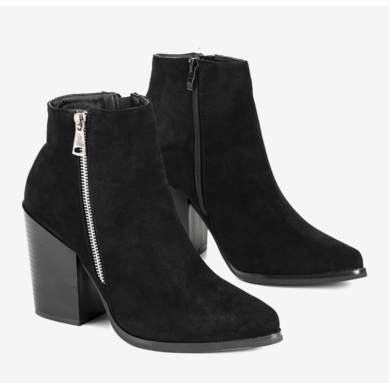 Bottines noires sur le poteau Charest le noir 1