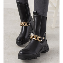 Bottes noires avec une chaîne en or de Luce 1