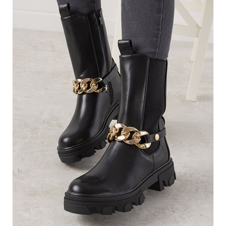 Bottes noires avec une chaîne en or de Luce le noir 1