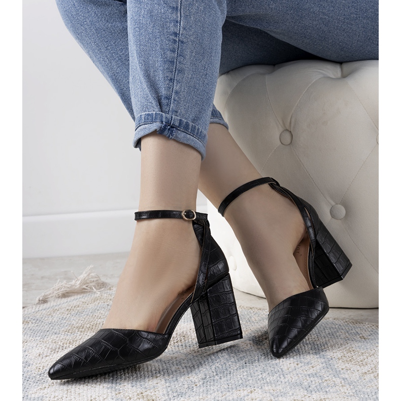 Escarpins noirs sur le poteau Davies le noir 1